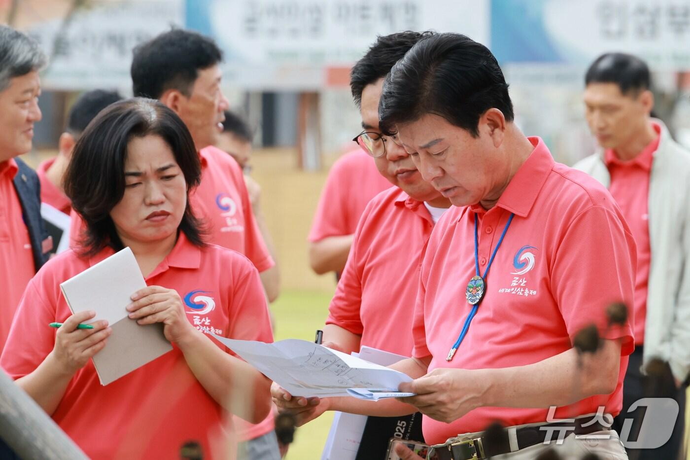 박범인 금산군수가 제43회 금산세계인삼축제 최종점검하는 모습.(금산군 제공.재판매 및 DB금지)/뉴스1