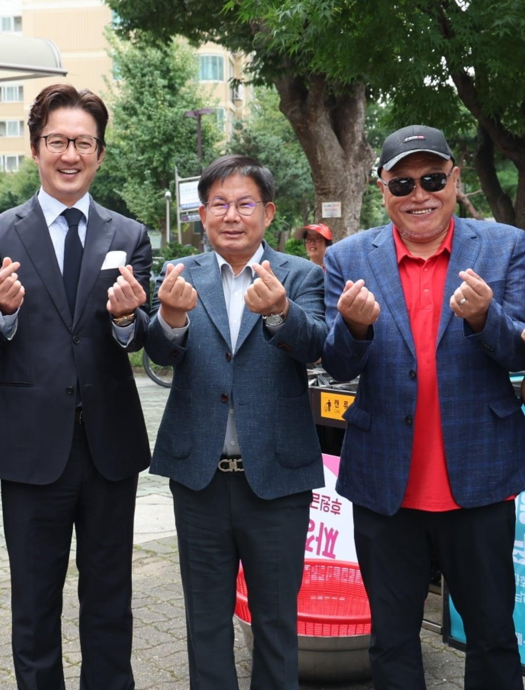 본문 이미지 - (왼쪽부터) 정준호, 박강수 마포구청장, 김흥국 / 사진제공=마포구청, 홍보사 에이엠지글로벌