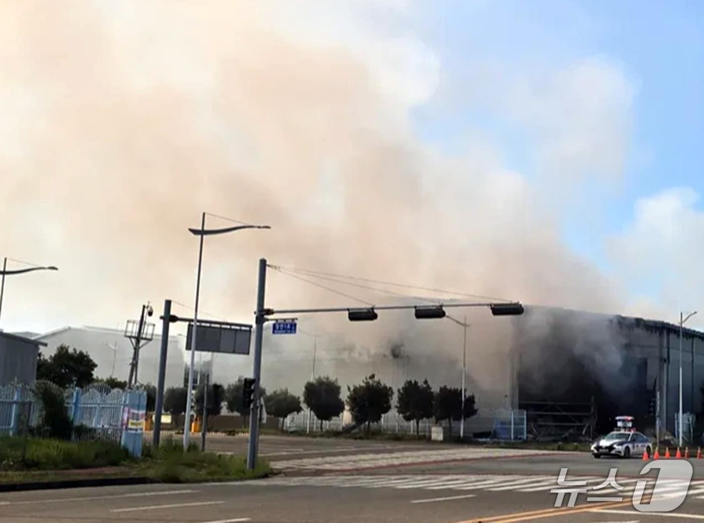 본문 이미지 - 지난 13일 전남 광양시 도이동의 한 폐자재 물류창고에서 불이 나 연기가 나고 있는 모습.(독자 제공. 재판매 및 DB 금지)
