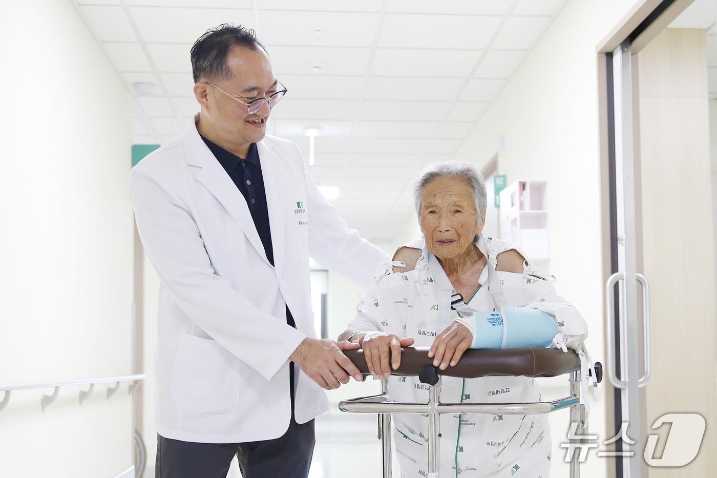 본문 이미지 - 김광균 건양대병원 정형외과 교수(왼쪽)가 108세 고관절 골절 환자의 수술을 성공적으로 마치고 병원 복도를 함께 걷고 있다.(건양대병원 제공) /뉴스1