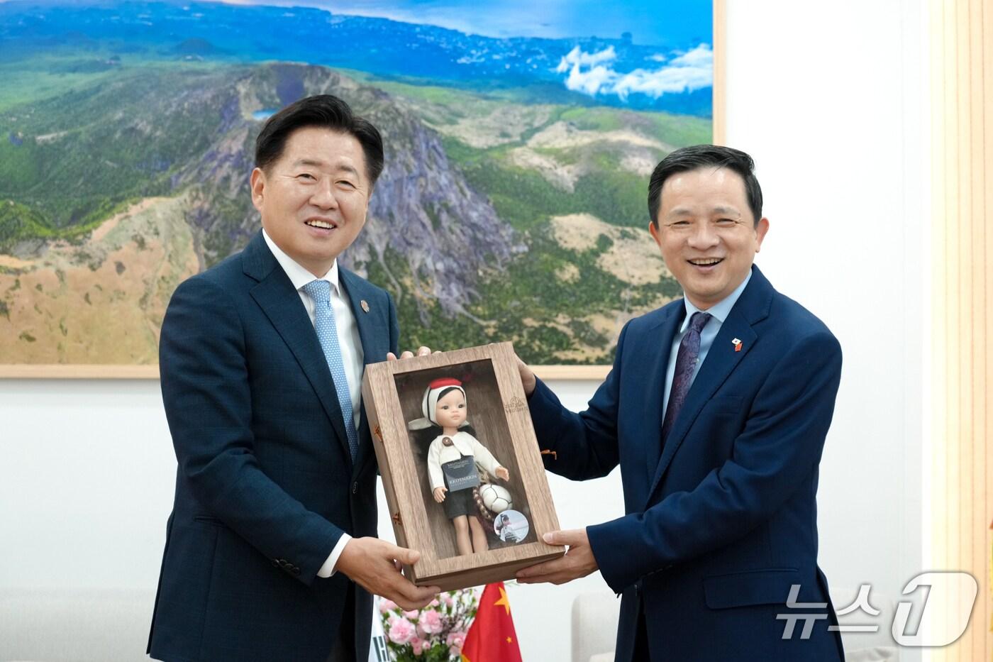 오영훈 제주도지사, 다이빙주한 중국대사(제주도 제공. 재판매 및 DB금지)/뉴스1