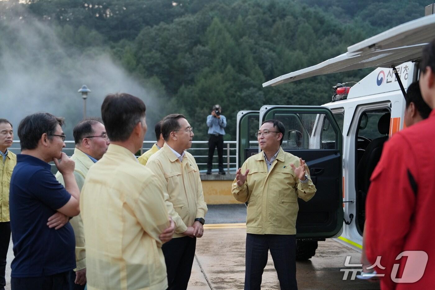 김인호 청장이 산림항공본부를 방문해 산림재난 대응체계를 점검했다. (산림청 제공.재판매 및 DB금지)/뉴스1