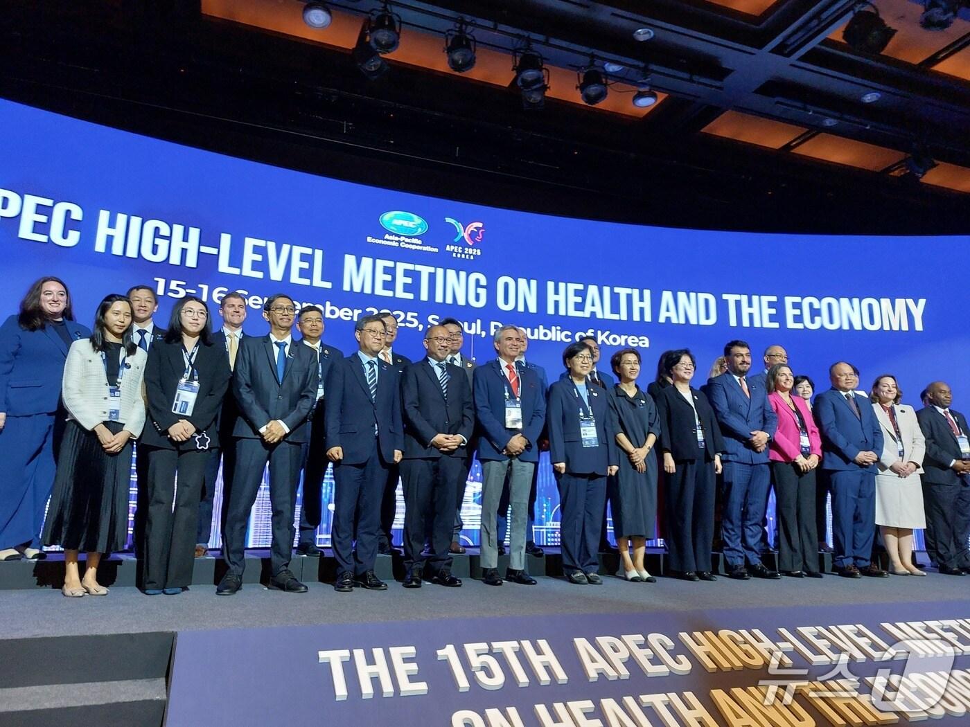 본문 이미지 - 정은경 보건복지부 장관(HLMHE 의장)이 16일 서울 중구 신라호텔에서 열린 제15차 아시아태평양경제협력체(APEC) 보건과경제 고위급회의에서 21개 APEC 회원경제 장관, 세계보건기구 서태평양사무처(WHO WPRO) 등 관계자들과 기념촬영을 하고 있다.2025.9.15/뉴스1 ⓒ News1
