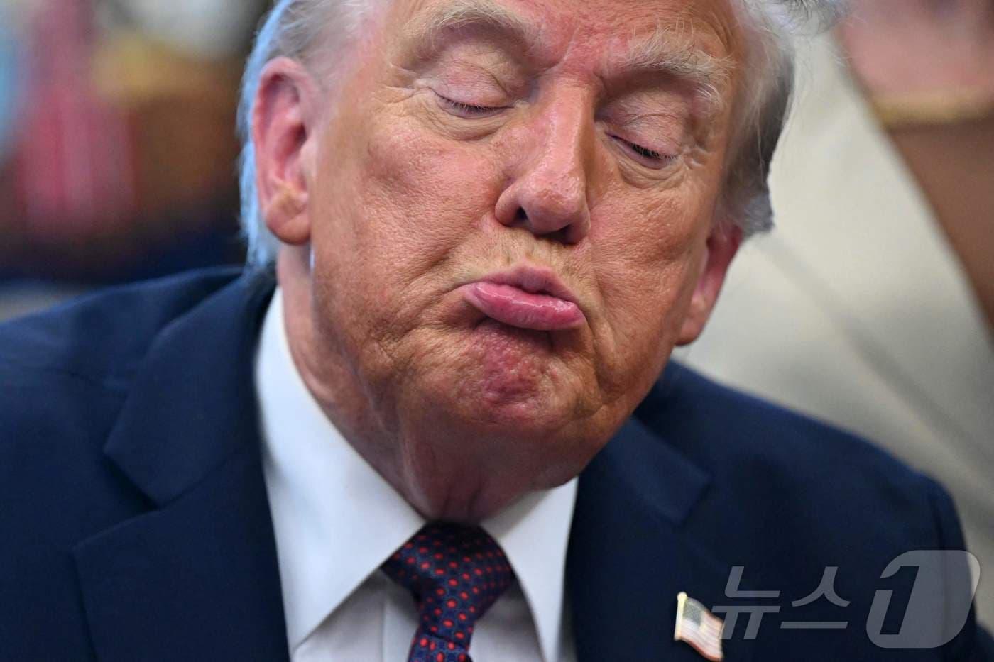 15일(현지시간) 미국 워싱턴 D.C. 백악관 집무실인 오벌오피스에서 도널드 트럼프 대통령이 멤피스에 주방위군을 파견하는 명령서에 서명하고 있다.2025.09.15. ⓒ AFP=뉴스1 ⓒ News1 권영미 기자