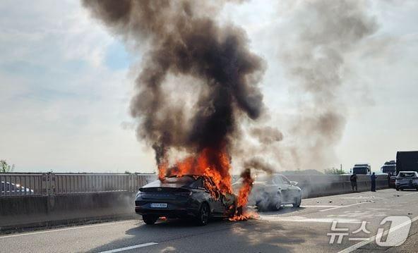 본문 이미지 - 군산 6중 추돌 사고 현장.&#40;전북소방본부 제공. 재판매 및 DB금지&#41;
