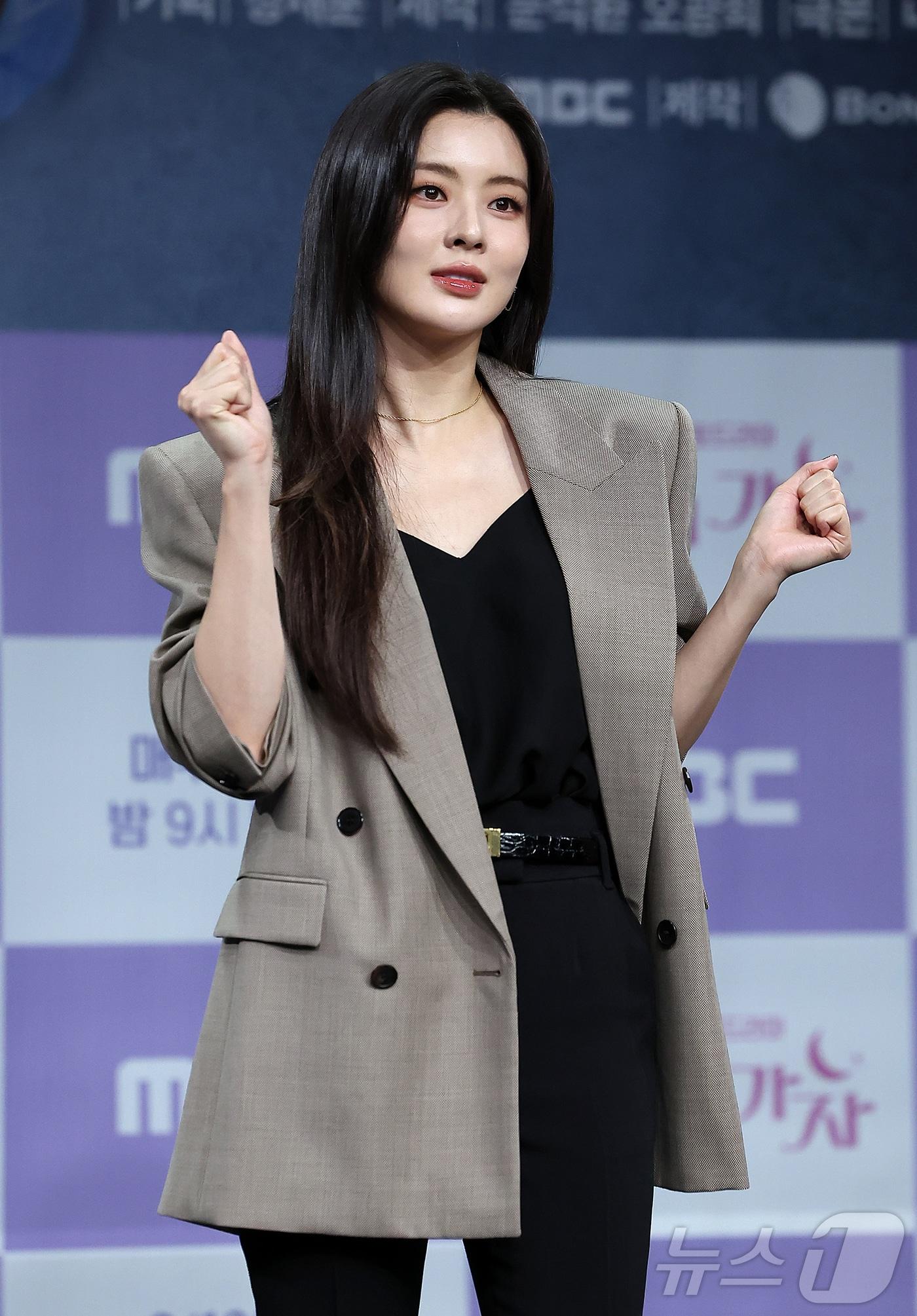 본문 이미지 - 배우 이선빈이 16일 서울 마포구 상암동 MBC 골든마우스홀에서 진행된 새 금토드라마 '달까지 가자' 제작발표회에 참석해 포즈를 취하고 있다. '달까지 가자'는 월급만으론 생존할 수 없는 흙수저 세 여자가 코인 투자에 뛰어들며 벌어지는 하이퍼리얼리즘 생존 드라마로 오는 19일 밤 9시 50분 첫 방송된다. 2025.9.16/뉴스1 ⓒ News1 김진환 기자