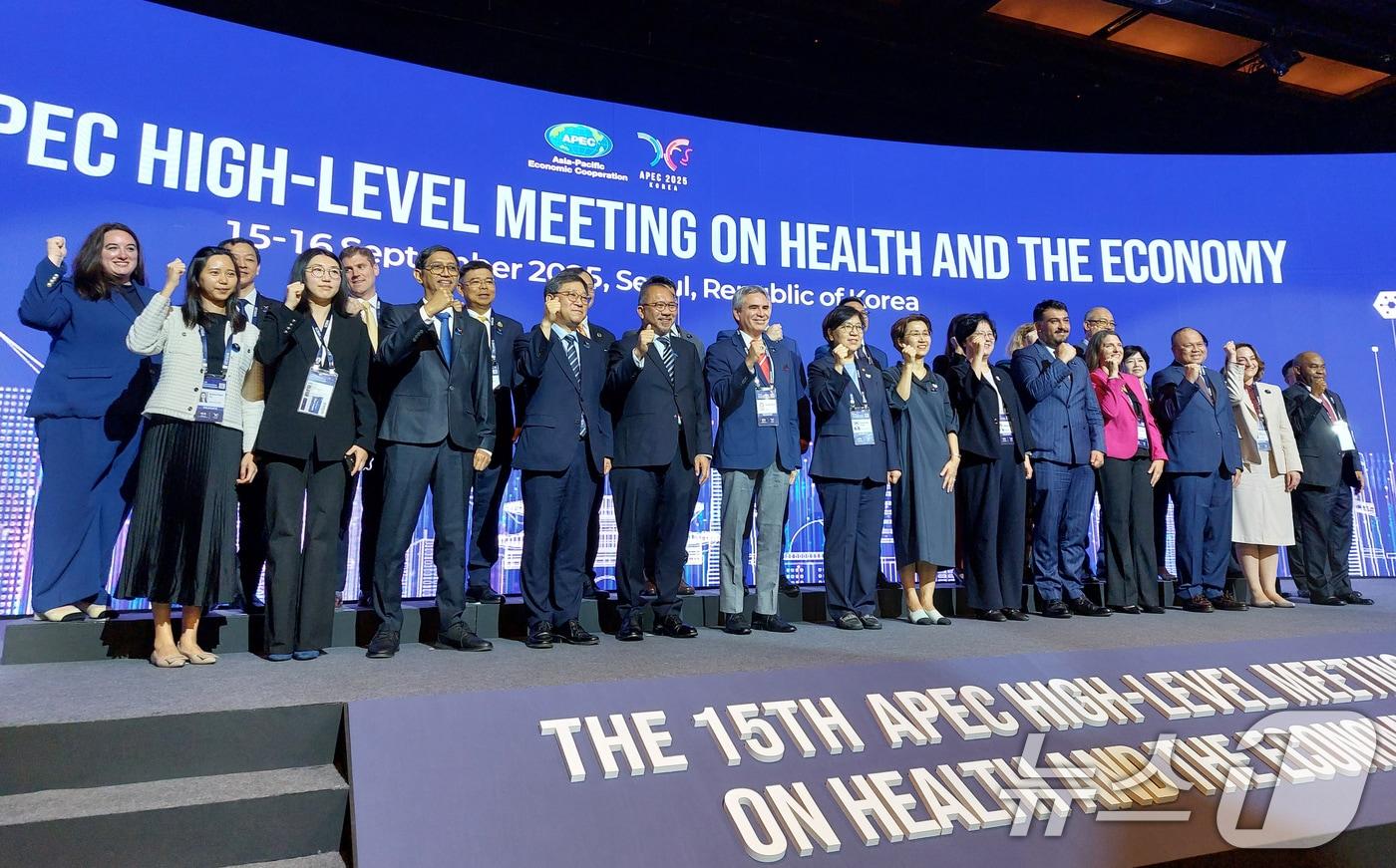 전날 서울 중구 신라호텔에서 열린 제15차 아시아태평양경제협력체(APEC) 보건과경제 고위급회의에서 21개 APEC 회원경제 장관, 세계보건기구 서태평양사무처(WHO WPRO) 등 관계자들과 기념촬영을 하고 있다. 2025.9.16/뉴스1 ⓒ News1 김규빈 기자