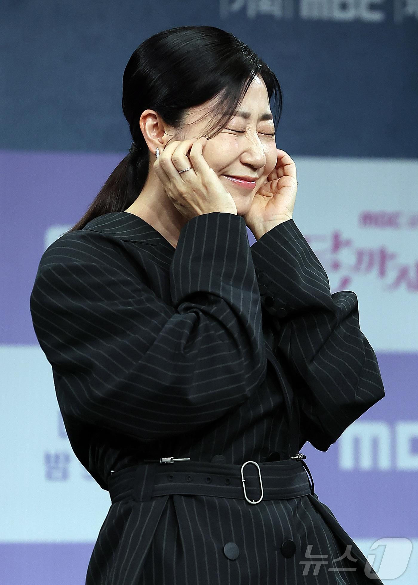 본문 이미지 - 배우 라미란이 16일 서울 마포구 상암동 MBC 골든마우스홀에서 진행된 새 금토드라마 '달까지 가자' 제작발표회에 참석해 포즈를 취하고 있다. '달까지 가자'는 월급만으론 생존할 수 없는 흙수저 세 여자가 코인 투자에 뛰어들며 벌어지는 하이퍼리얼리즘 생존 드라마로 오는 19일 밤 9시 50분 첫 방송된다. 2025.9.16/뉴스1 ⓒ News1 김진환 기자