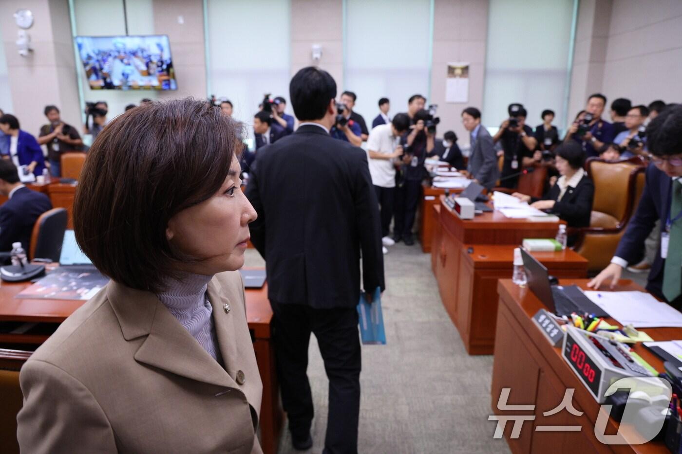 나경원 국민의힘 의원이 16일 오후 서울 여의도 국회에서 열린 법제사법위원회 전체회의에서 간사 선임의 건을 무기명 투표에 부치자 이에 반발해 퇴장하고 있다. 2025.9.16/뉴스1 ⓒ News1 신웅수 기자