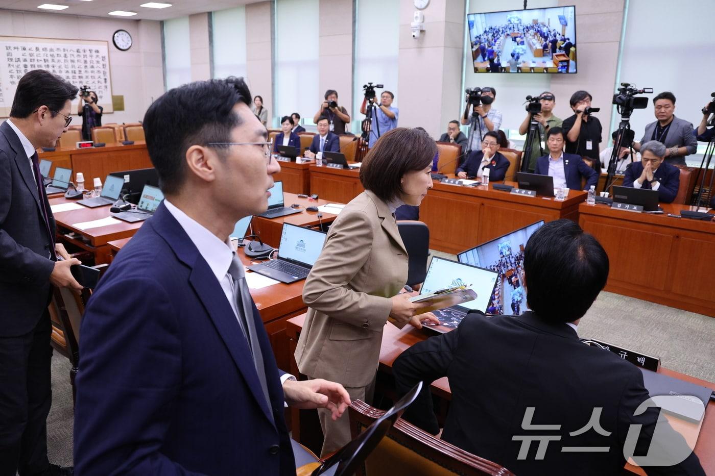 나경원 국민의힘 의원이 16일 오후 서울 여의도 국회에서 열린 법제사법위원회 전체회의에서 간사 선임의 건을 무기명 투표에 부치자 이에 반발해 퇴장하고 있다. 2025.9.16/뉴스1 ⓒ News1 신웅수 기자