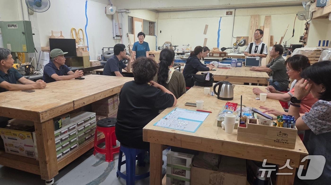 본문 이미지 - 울산 동구 노동자지원센터는 전날 전하동 소재 마을기업 '까페공방 평상'에서 2025년 생활 적정기술 학교 개강식을 개최했다.(울산 동구 제공. 재판매 및 DB금지)/뉴스1