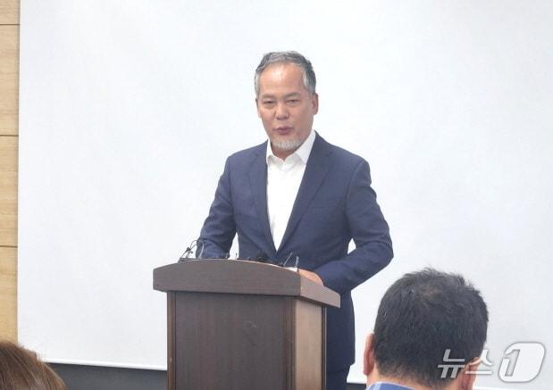 본문 이미지 - 전은수 자광 회장은 16일 전주시청에서 기자회견을 열고 옛 대한방직 부지개발사업에 대해 설명하고 있다./뉴스1