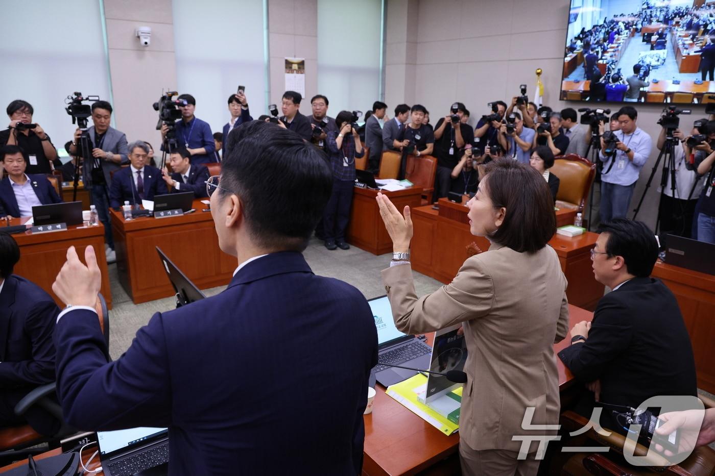 나경원 국민의힘 의원이 16일 오후 서울 여의도 국회에서 열린 법제사법위원회 전체회의에서 더불어민주당 의원들과 설전을 벌이고 있다. 2025.9.16/뉴스1 ⓒ News1 신웅수 기자