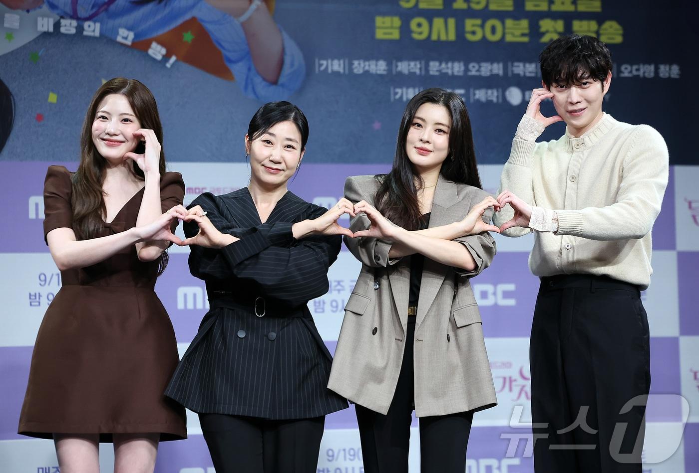 배우 조아람&#40;왼쪽부터&#41;, 라미란, 이선빈, 김영대가 16일 서울 마포구 상암동 MBC 골든마우스홀에서 진행된 새 금토드라마 &#39;달까지 가자&#39; 제작발표회에 참석해 포즈를 취하고 있다. &#39;달까지 가자&#39;는 월급만으론 생존할 수 없는 흙수저 세 여자가 코인 투자에 뛰어들며 벌어지는 하이퍼리얼리즘 생존 드라마로 오는 19일 밤 9시 50분 첫 방송된다. 2025.9.16/뉴스1 ⓒ News1 김진환 기자