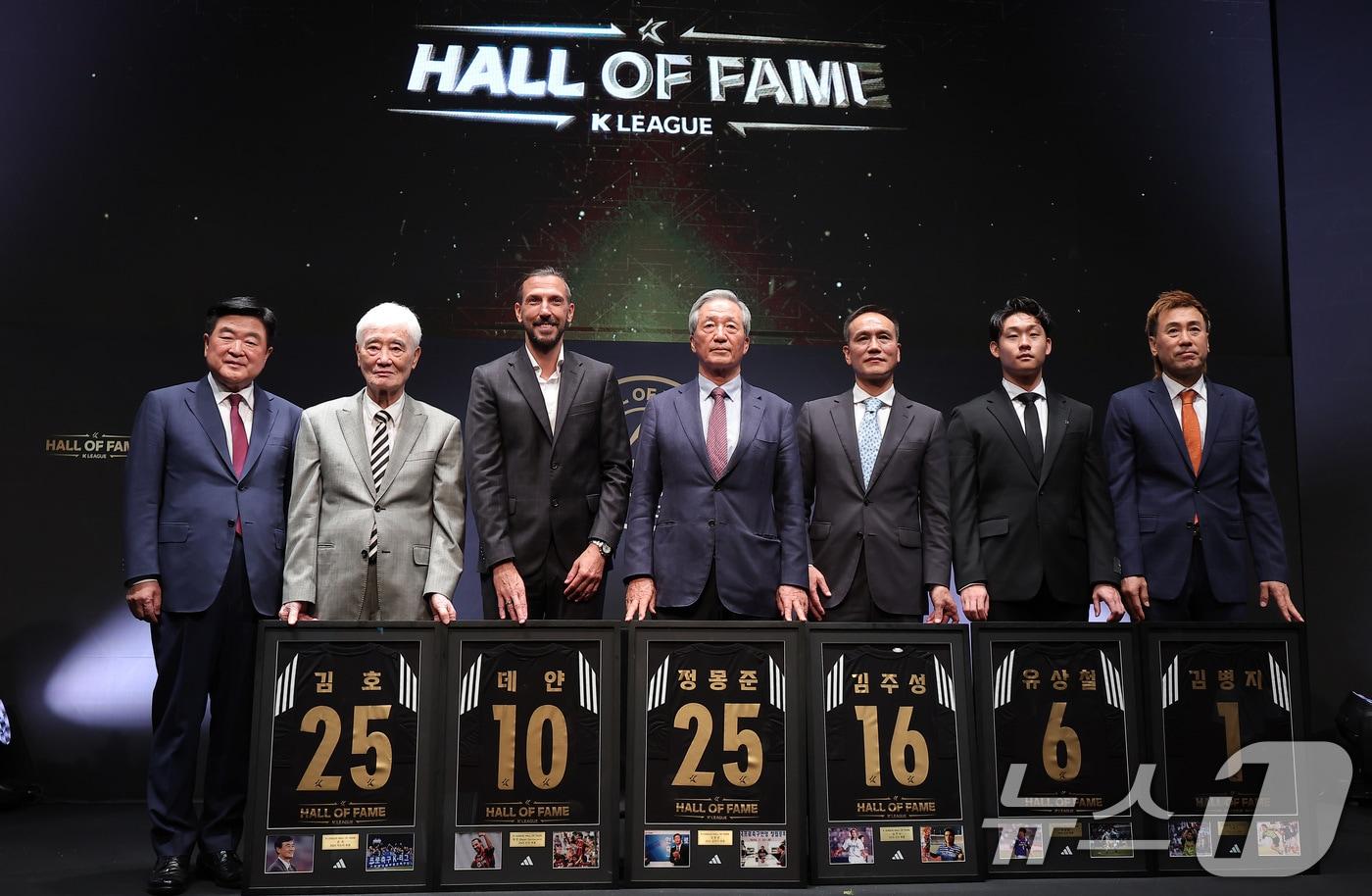 16일 서울 종로구 아산정책연구원에서 열린 제2회 K리그 명예의 전당 헌액식에서 헌액자들이 기념촬영을 하고 있다. 왼쪽부터 권오갑 한국프로축구연맹 총재, 김호 감독, 데얀, 정몽준 명예회장, 김주성, 유상철 감독의 아들 유선우 씨, 김병지. ⓒ News1 김성진 기자
