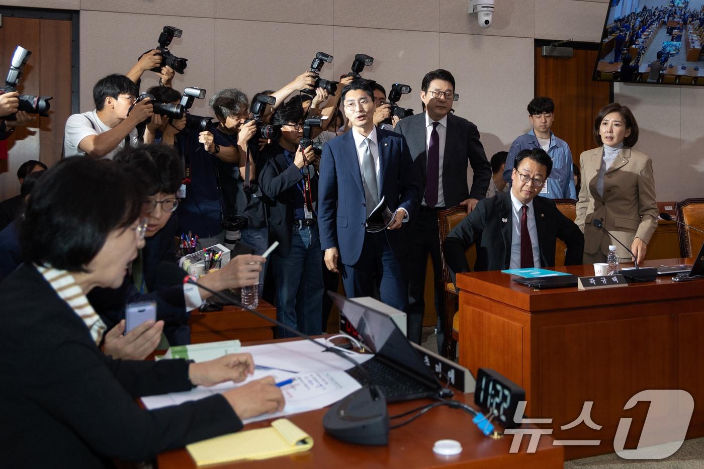 16일 서울 여의도 국회에서 열린 제429회국회(정기회) 법제사법위원회 제4차 전체회의에서 나경원 의원을 비롯한 국민의힘 법사위원들이 간사 선임의 건과 관련해 항의하고 있다. 2025.9.16/뉴스1 ⓒ News1 이승배 기자