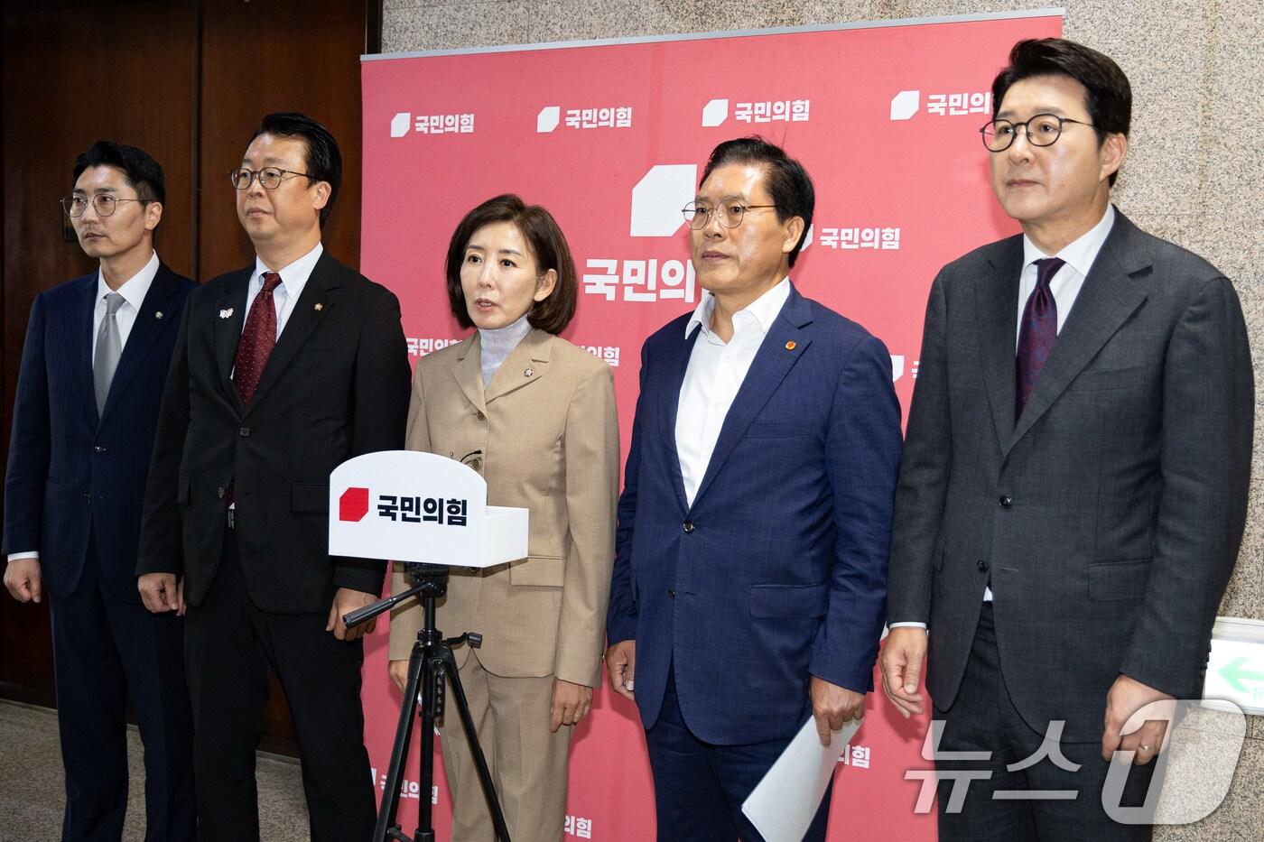 국회 법제사법위원회 국민의힘 위원들이 16일 서울 여의도 국회에서 열린 법사위 전체회의에서 무기명 투표를 통해 나경원 국민의힘 의원의 국민의힘 간사 선임의 건이 부결되자 기자회견을 하고 있다. 왼쪽부터 박준태, 곽규택, 나경원, 송석준, 신동욱 의원. 2025.9.16/뉴스1 ⓒ News1 유승관 기자