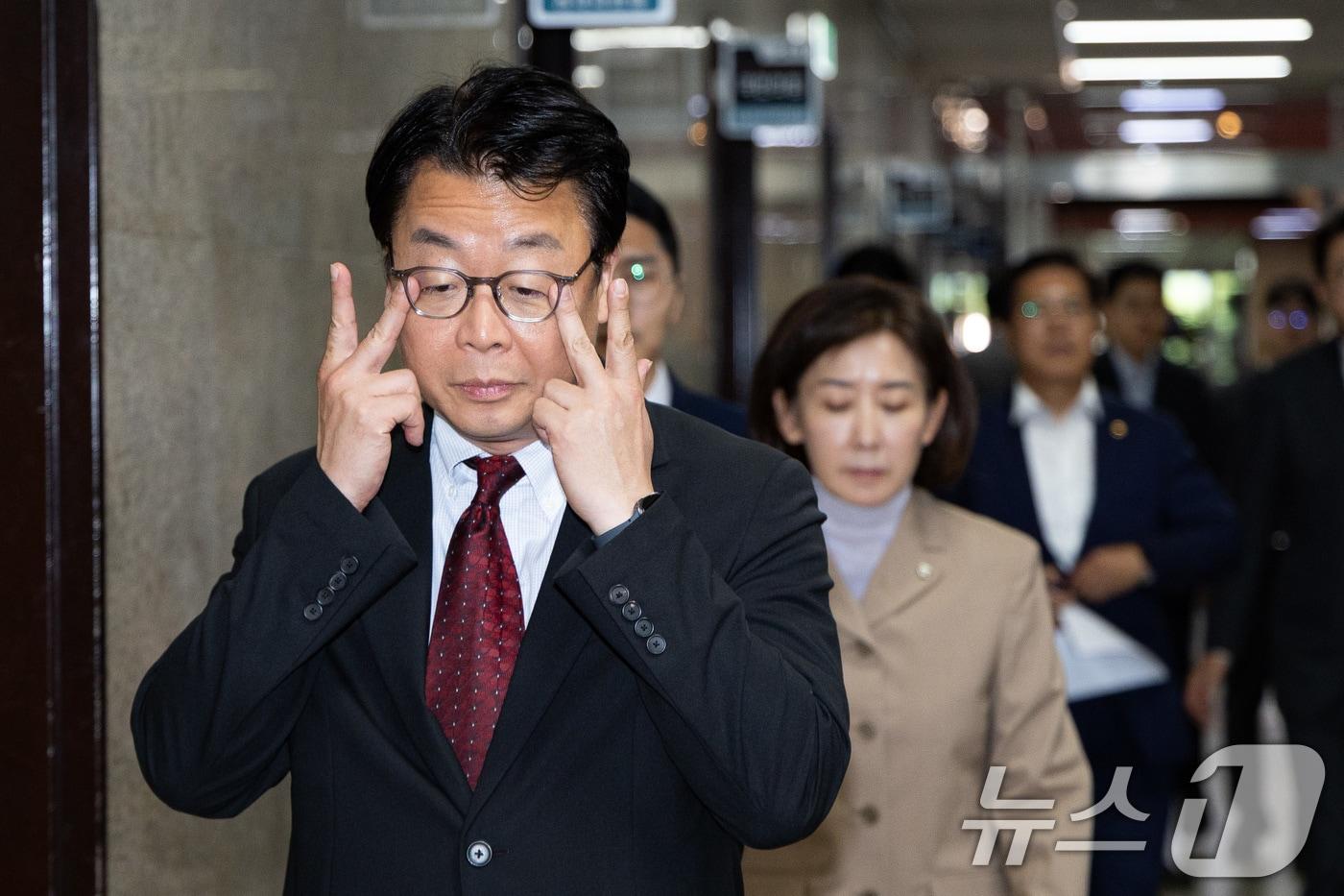 국회 법제사법위원회 국민의힘 위원들이 16일 서울 여의도 국회에서 열린 법사위 전체회의에서 무기명 투표를 통해 나경원 국민의힘 의원의 국민의힘 간사 선임의 건이 부결되자 기자회견을 위해 이동하고 있다. 왼쪽부터 곽규택, 박준태, 나경원, 송석준 의원. 2025.9.16/뉴스1 ⓒ News1 유승관 기자