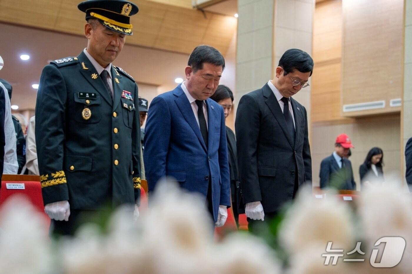 충북 증평 출신 호국영웅 고 연제근 상사 75주기 추모식이 국립서울현충원 현충관에서 열린 가운데 이재영 증평군수 등이 참배를 하고 있다.(진천군 제공, 재판매 및 DB금지)/뉴스1