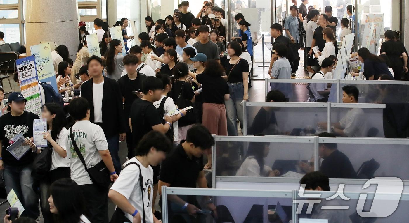 16일 부산 서구 동아대학교 부민캠퍼스 국제관에서 열린 &#39;2025학년도 기업·채용정보 박람회&#39;에서 구직자들이 채용 상담을 받고 있다. 2025.9.16/뉴스1 ⓒ News1 윤일지 기자
