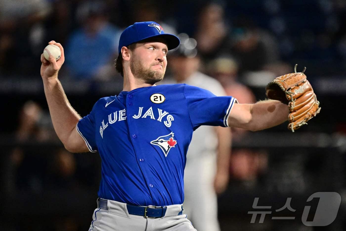 토론토 블루제이스 신인 투수 트레이 예사비지가 16일&#40;한국시간&#41; 열린 2025 메이저리그 탬파베이 레이스전에서 선반 등판해 5이닝 9탈삼진 1실점 호투를 펼쳤다. ⓒ AFP=뉴스1