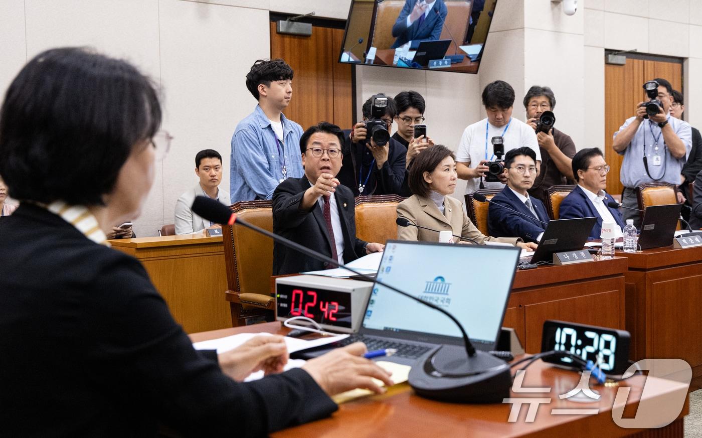 16일 서울 여의도 국회에서 열린 제429회국회&#40;정기회&#41; 법제사법위원회 제4차 전체회의에서 곽규택 의원을 비롯한 국민의힘 법사위원들이 간사 선임의 건과 관련해 항의하고 있다. 2025.9.16/뉴스1 ⓒ News1 이승배 기자