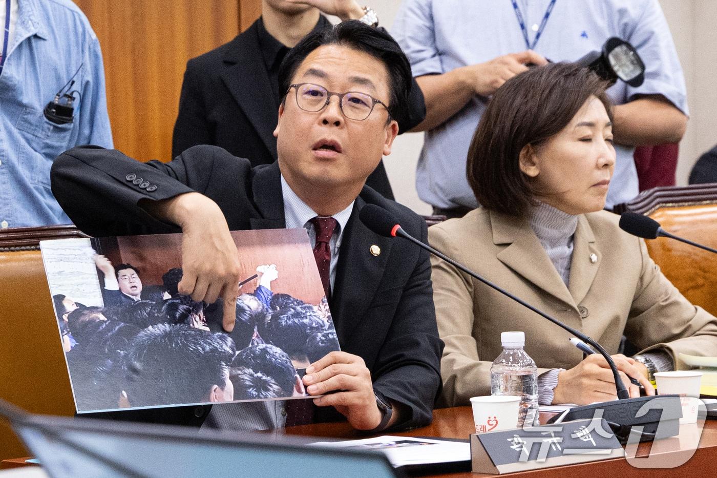 16일 서울 여의도 국회에서 열린 제429회국회(정기회) 법제사법위원회 제4차 전체회의에서 곽규택 국민의힘 의원이 국회 빠루 사건 관련 사진을 들고 항의하고 있다. 2025.9.16/뉴스1 ⓒ News1 이승배 기자