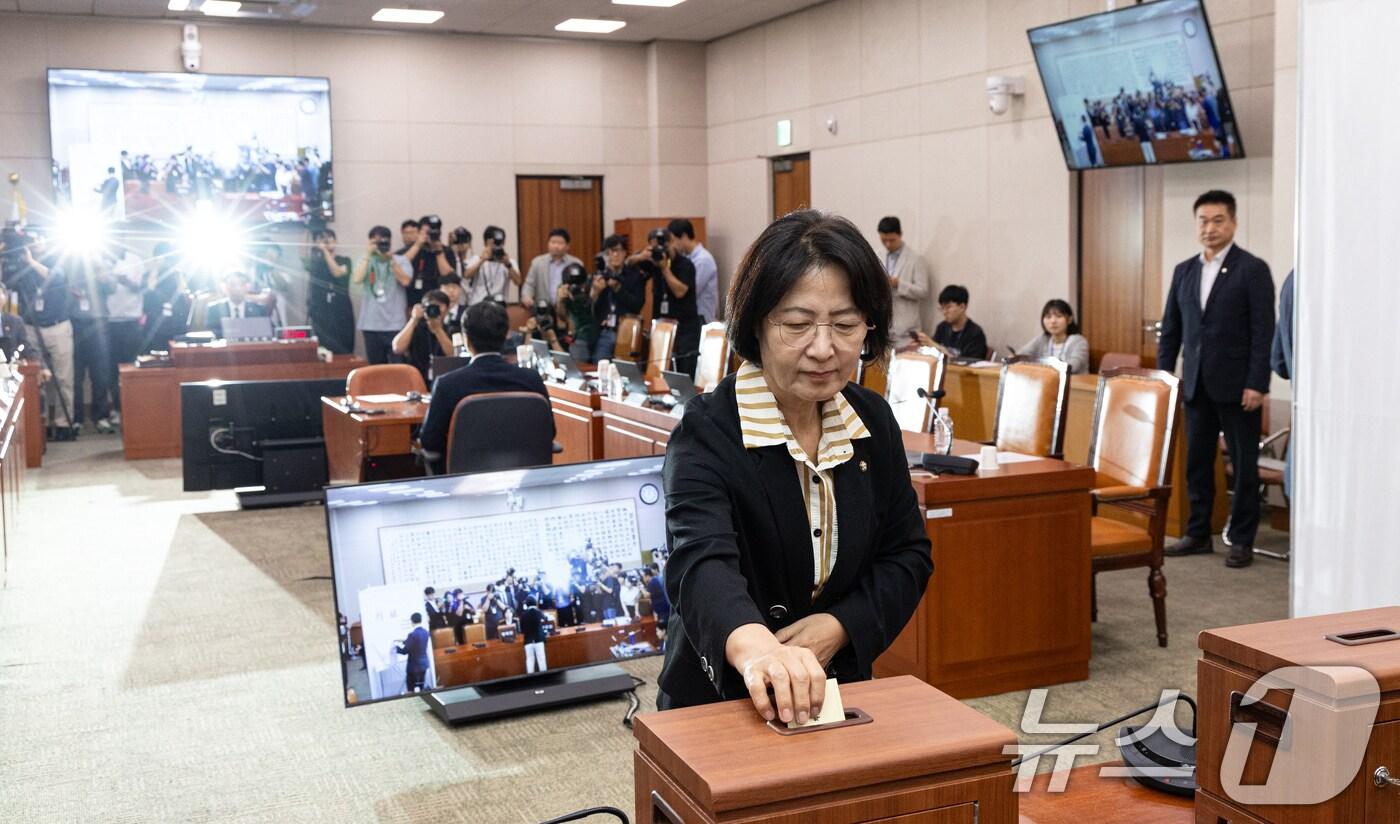 추미애 국회 법제사법위원장이 16일 서울 여의도 국회에서 제429회국회&#40;정기회&#41; 법제사법위원회 제4차 전체회의에서 나경원 국민의힘 의원 간사 선임의 건에 대해 무기명 투표하고 있다.  2025.9.16/뉴스1 ⓒ News1 이승배 기자