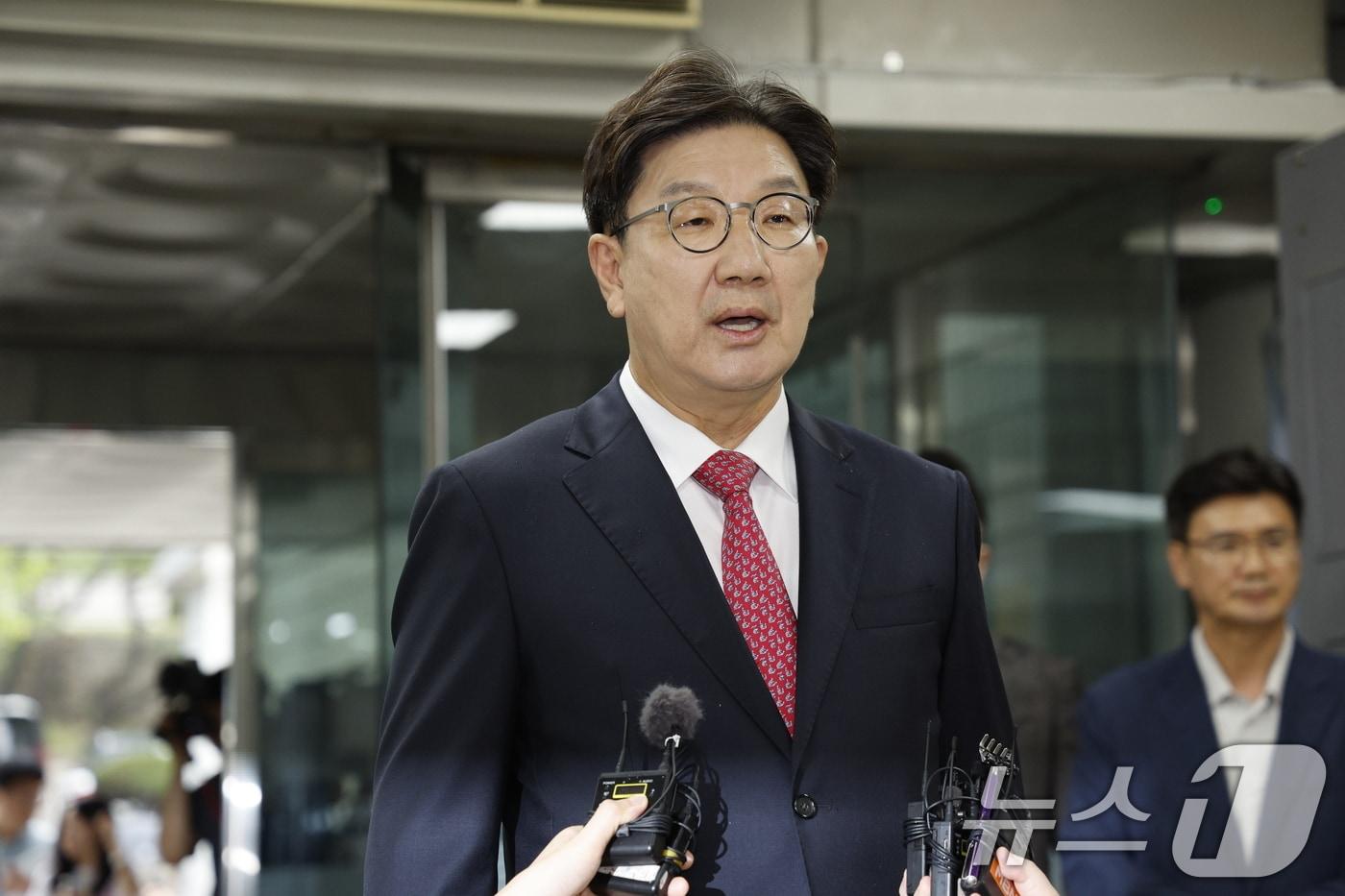 권성동 국민의힘 의원이 16일 오후 서울 서초구 중앙지방법원에서 '통일교 불법 정치자금 수수' 의혹(정치자금법 위반 혐의) 관련 구속 전 피의자 심문(영장실질심사)에 출석하고 있다. 2025.9.16/뉴스1 ⓒ News1 안은나 기자