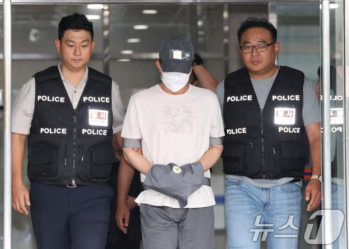 16일 오후 경기 용인시 처인구 용인동부경찰서에서 살인 및 사체유기 혐의를 받고 있는 A 씨가 구속 전 피의자 심문&#40;영장실질심사&#41;를 받기 위해 나오고 있다. A 씨는 지난 11일 인천시 모처에서 틱토커 B 씨&#40;20대·여&#41;를 목 졸라 살해한 후 시신을 전북 무주군 한 야산에 유기한 혐의를 받고 있다. 2025.9.16/뉴스1 ⓒ News1 김영운 기자