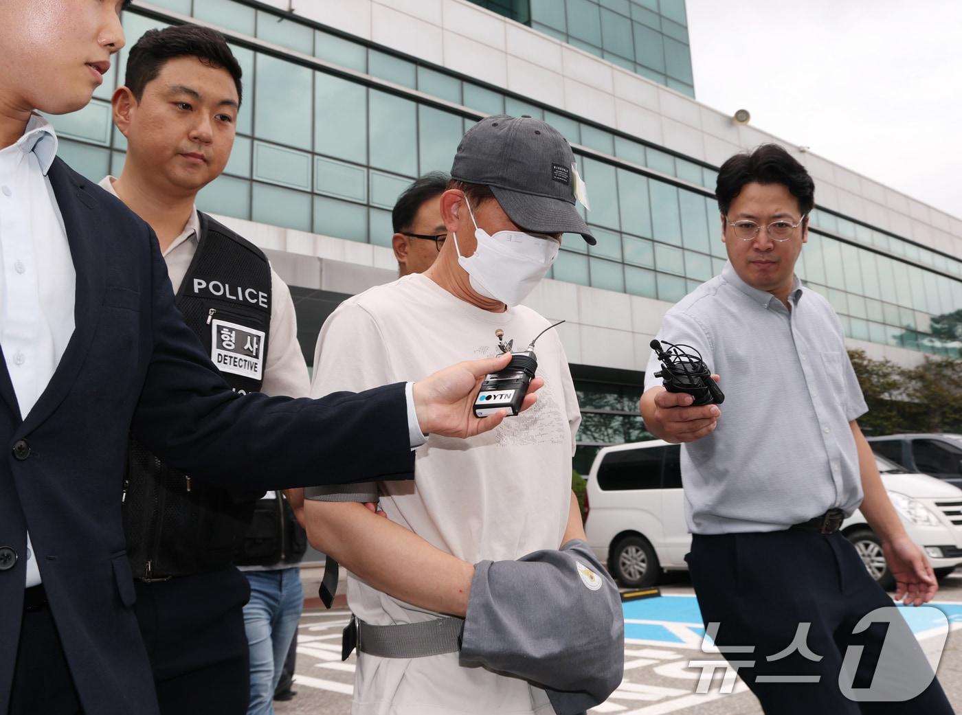 본문 이미지 - 16일 오후 경기 용인시 처인구 용인동부경찰서에서 살인 및 사체유기 혐의를 받고 있는 A 씨가 구속 전 피의자 심문(영장실질심사)를 받기 위해 나오고 있다.  2025.9.16 ⓒ 뉴스1 김영운 기자