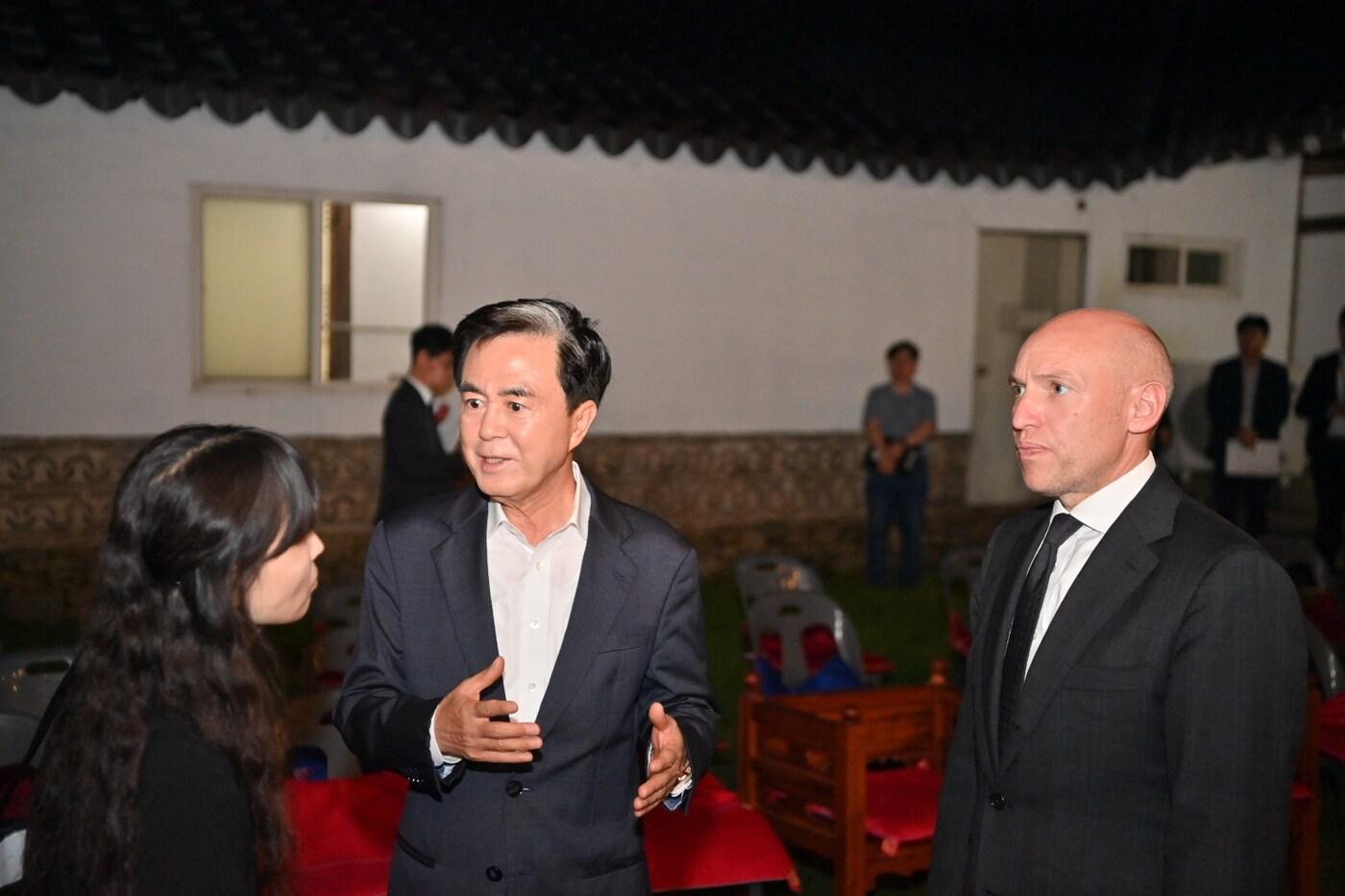 만찬장 자리에 입장한 김태흠 지사(왼쪽)와 만프레드 펜츠 장관.(충남도 제공. 재판매 및 DB금지)/뉴스1