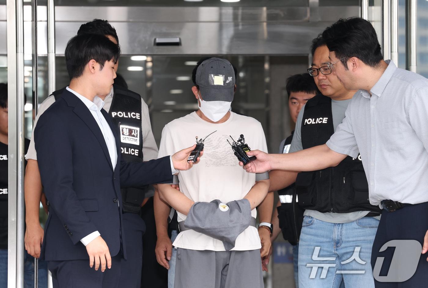 16일 오후 경기 용인시 처인구 용인동부경찰서에서 살인 및 사체유기 혐의를 받고 있는 A 씨가 구속 전 피의자 심문&#40;영장실질심사&#41;를 받기 위해 나오고 있다. A 씨는 지난 11일 인천시 모처에서 틱토커 B 씨&#40;20대·여&#41;를 목 졸라 살해한 후 시신을 전북 무주군 한 야산에 유기한 혐의를 받고 있다. 2025.9.16/뉴스1 ⓒ News1 김영운 기자