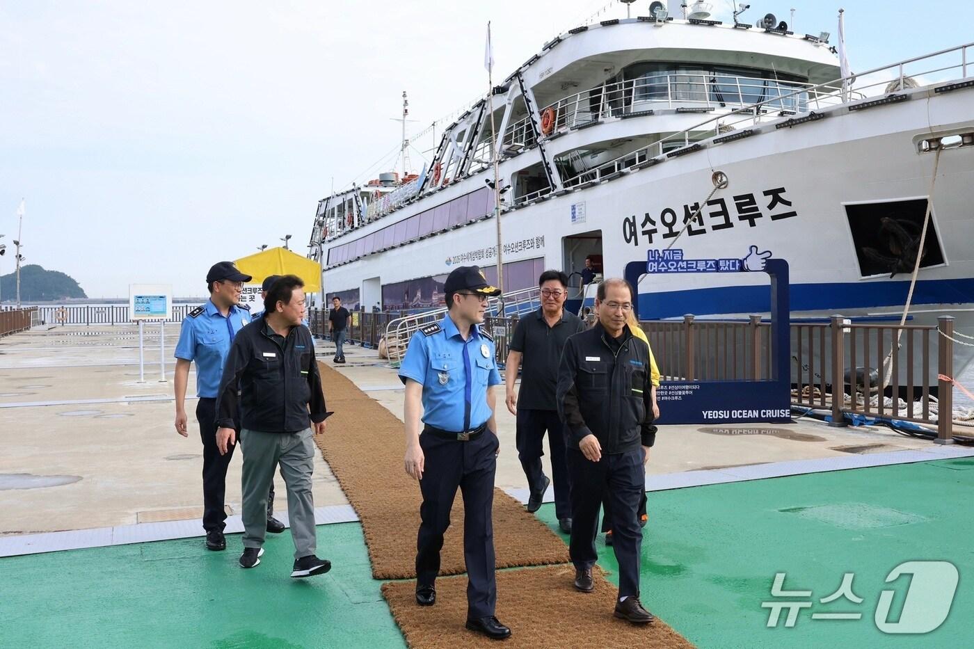 여수해양경찰이 신항과 국동항 일원을 방문해 불꽃 관광 유선을 대상으로 &#39;지휘관 현장 안전점검&#39;을 실시했다&#40;여수해경 제공&#41; 