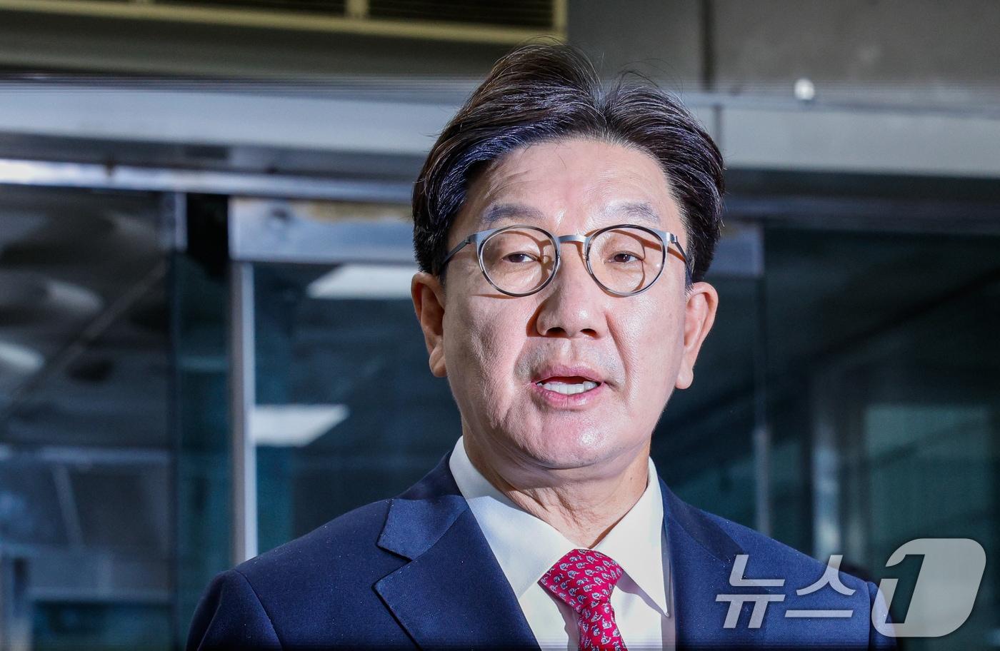 권성동 국민의힘 의원이 16일 오후 서울 서초구 중앙지방법원에서 &#39;통일교 불법 정치자금 수수&#39; 의혹&#40;정치자금법 위반 혐의&#41; 관련 구속 전 피의자 심문&#40;영장실질심사&#41;에 출석하며 입장을 밝히고 있다. 2025.9.16/뉴스1 ⓒ News1 안은나 기자