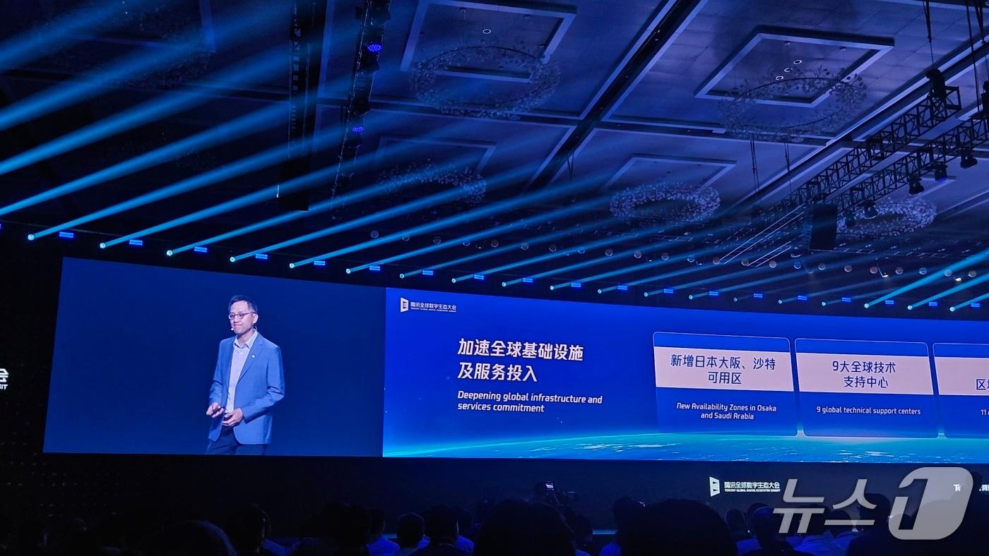 다우손 퉁 텐센트 수석 부사장 겸 클라우드&스마트 산업 그룹 CEO가 16일 광둥성 선전시에서 개최된 &#39;텐센트 글로벌 디지털 에코시스템 서밋&#40;GDES&#41;&#39;에서 기조연설을 하고 있다.