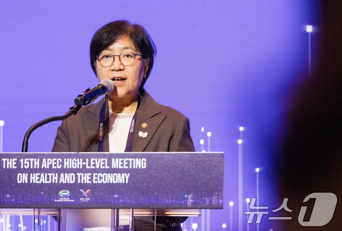 정은경 보건복지부 장관이 16일 서울 중구 서울신라호텔에서 열린 2025 APEC 보건과경제 고위급회의 환영 리셉션에서 발언하고 있다. &#40;보건복지부 제공. 재판매 및 DB 금지&#41; 2025.9.16/뉴스1