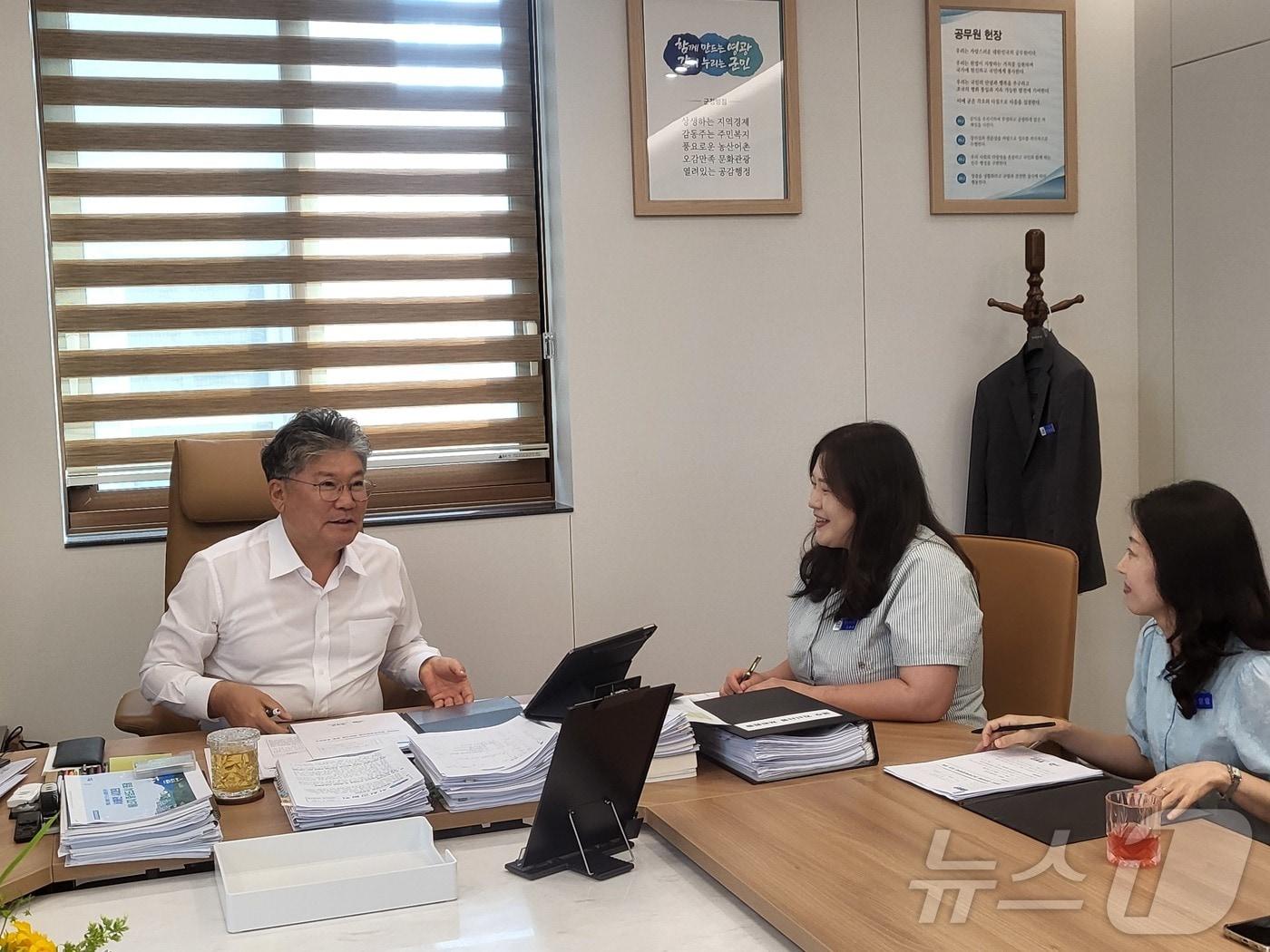 본문 이미지 - 장세일 전남 영광군수가 조아라 청년 부군수와 회의하고 있다.(영광군 제공. 재배포 및 DB 금지)