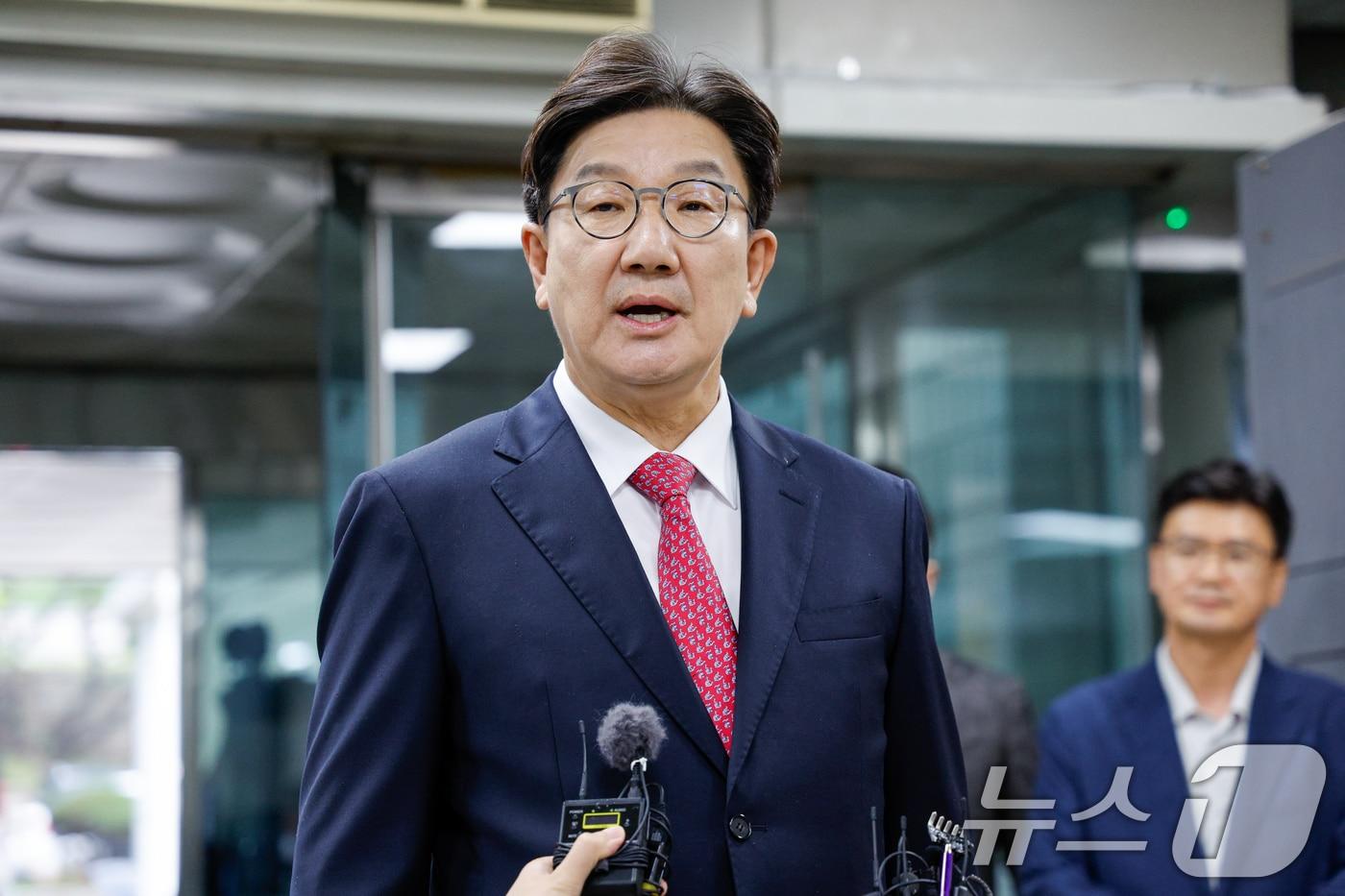 권성동 국민의힘 의원이 16일 오후 서울 서초구 중앙지방법원에서 &#39;통일교 불법 정치자금 수수&#39; 의혹&#40;정치자금법 위반 혐의&#41; 관련 구속 전 피의자 심문&#40;영장실질심사&#41;에 출석하며 입장을 밝히고 있다. 2025.9.16/뉴스1 ⓒ News1 안은나 기자