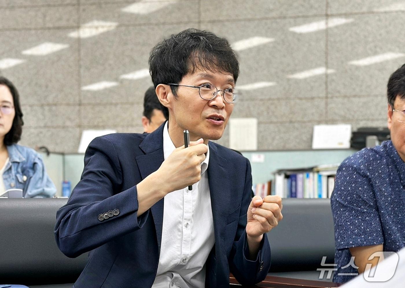 본문 이미지 - 강성민 구매사업국장이 16일 정부대전청사 기자실에서 '관급 철근의 다수공급자계약(MAS) 방식 전환'과 관련 브리핑 하고 있다./뉴스1