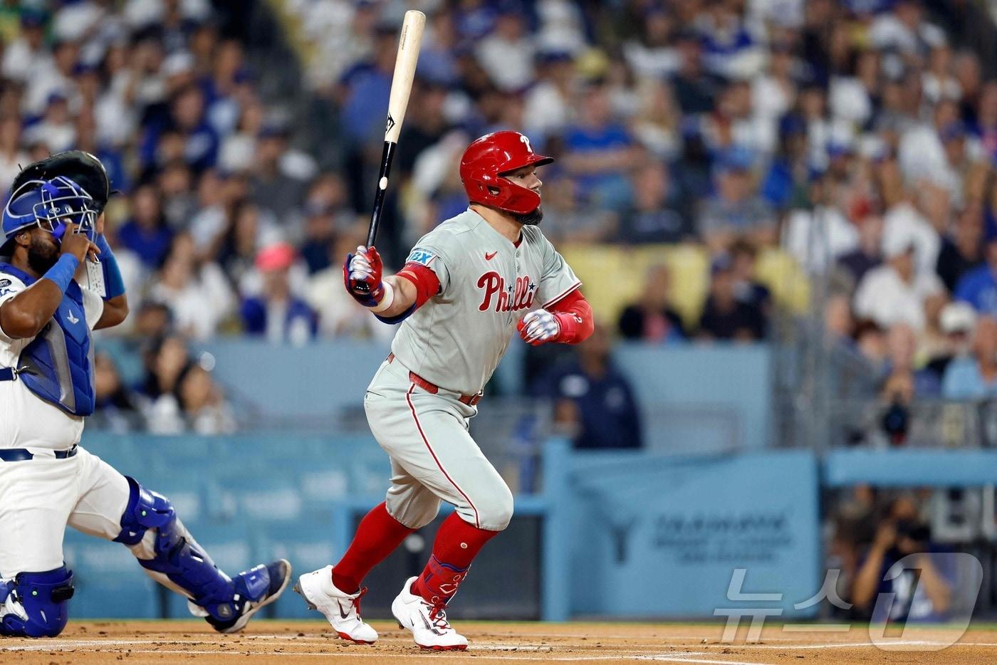 필라델피아 필리스 카일 슈와버가 16일&#40;한국시간&#41; 열린 2025 메이저리그 LA 다저스전에서 시즌 53호 1점 홈런을 터뜨렸다. ⓒ AFP=뉴스1