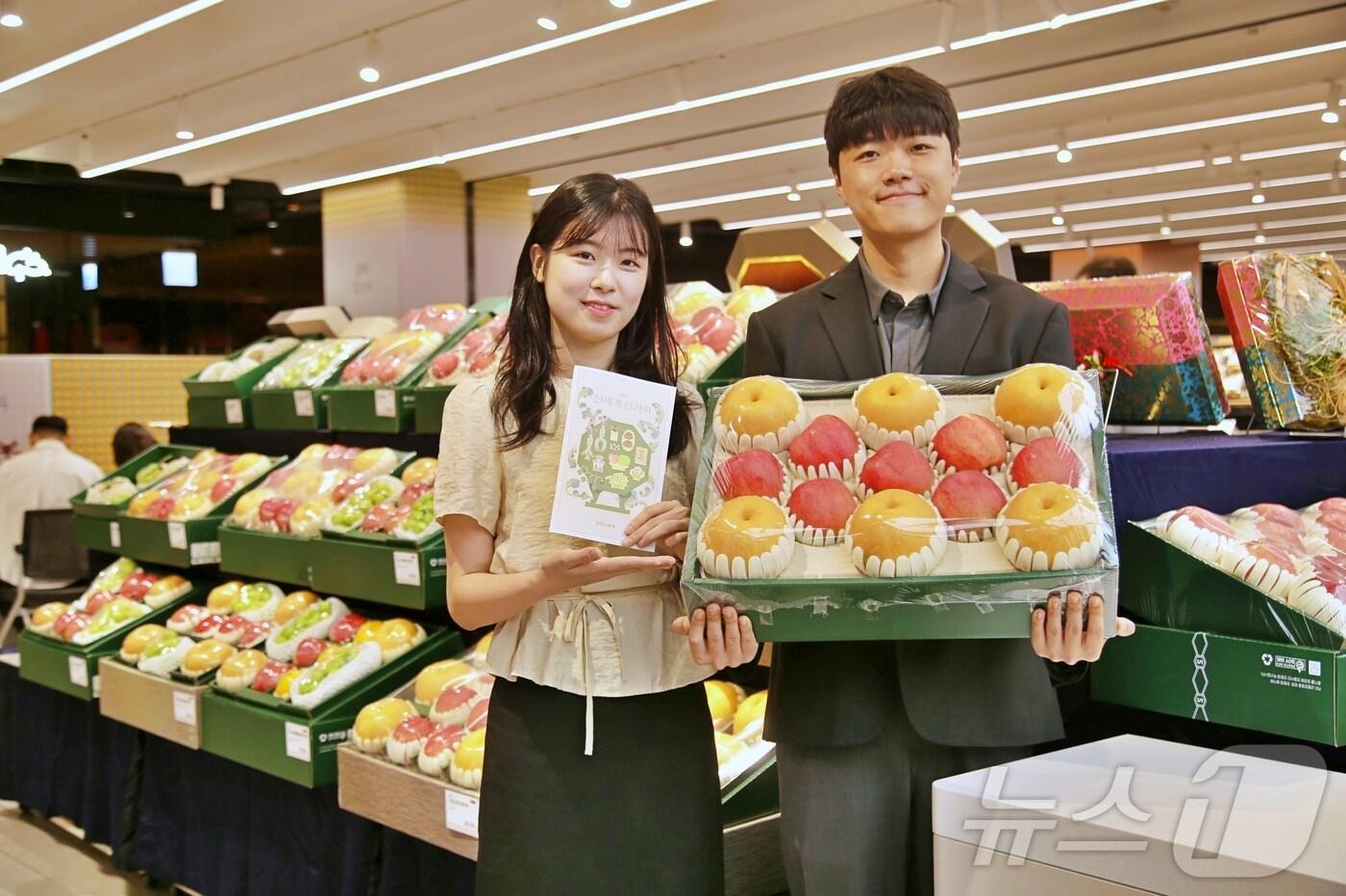 광주신세계 직원들이 본관 지하 1층 이벤트홀에서 추석선물세트를 선보이고 있다.(광주신세계 제공.재배포 및 DB 금지) 2025.9.16/뉴스1