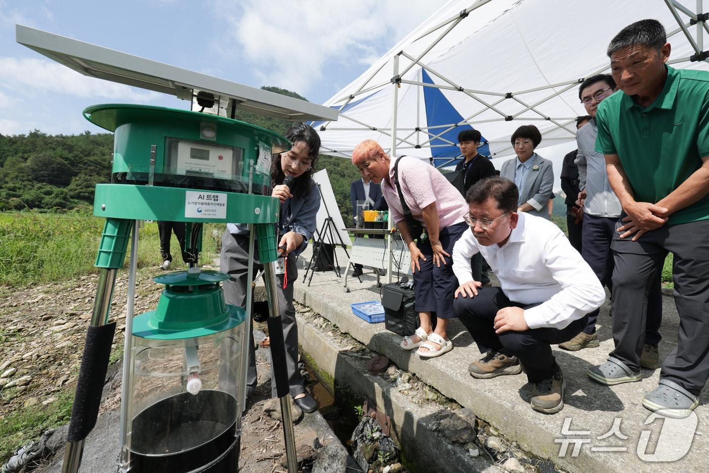 이승돈 농촌진흥청 청장이 16일 전남 보성의 '무인 예찰 포획 장치(AI 트랩)' 시범사업 현장을 방문해 기술 적용 현황을 점검했다. 사진은 이 청장이 장비를 살펴보고 있는 모습. (농진청 제공) /2025.9.16/