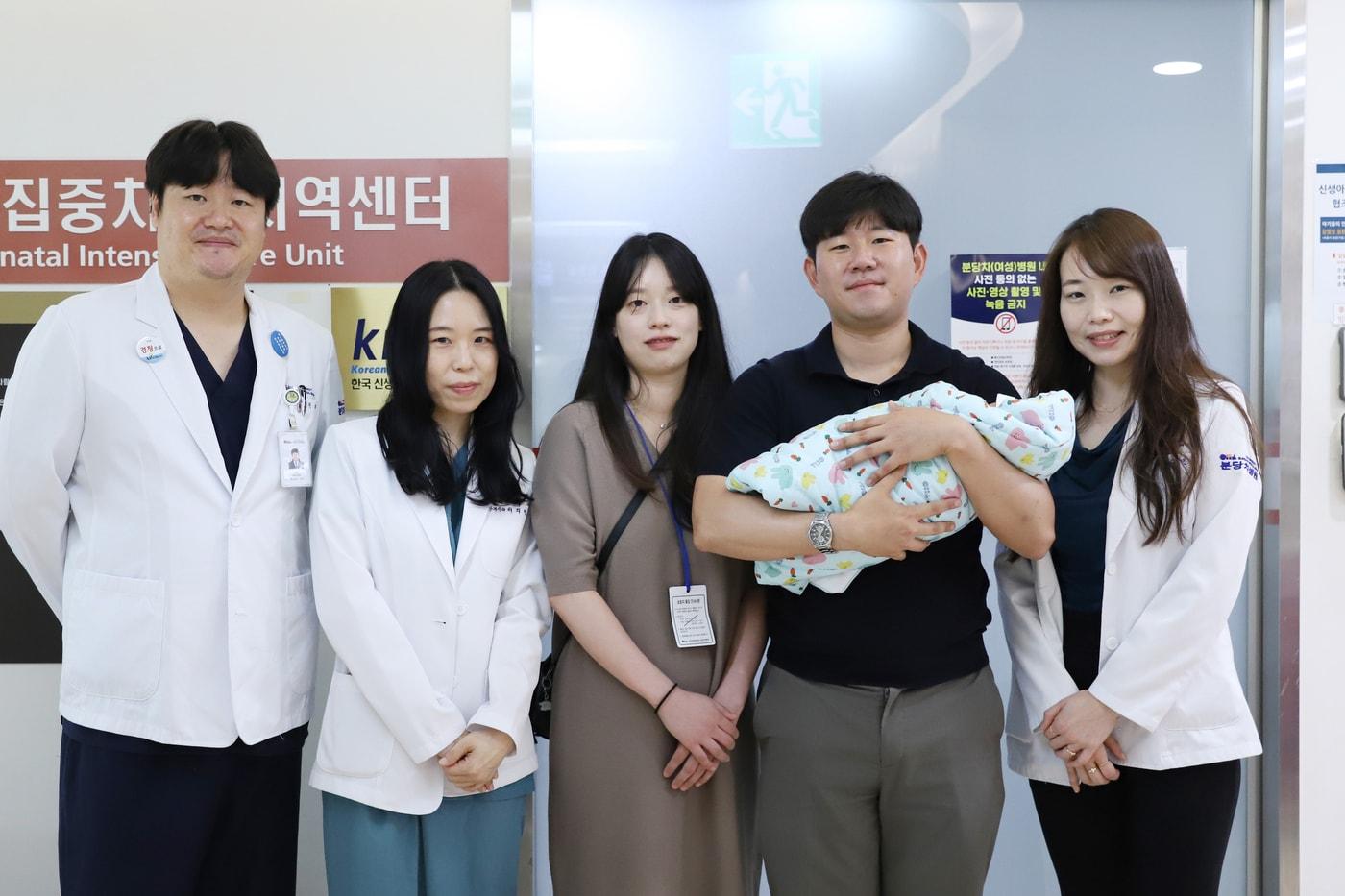 분당차여성병원 한정희 외과 교수(왼쪽 첫번째)와 이지연 교수(왼쪽 두번째), 김수민 난임센터 교수(제일 오른쪽).(분당차여성병원 제공)