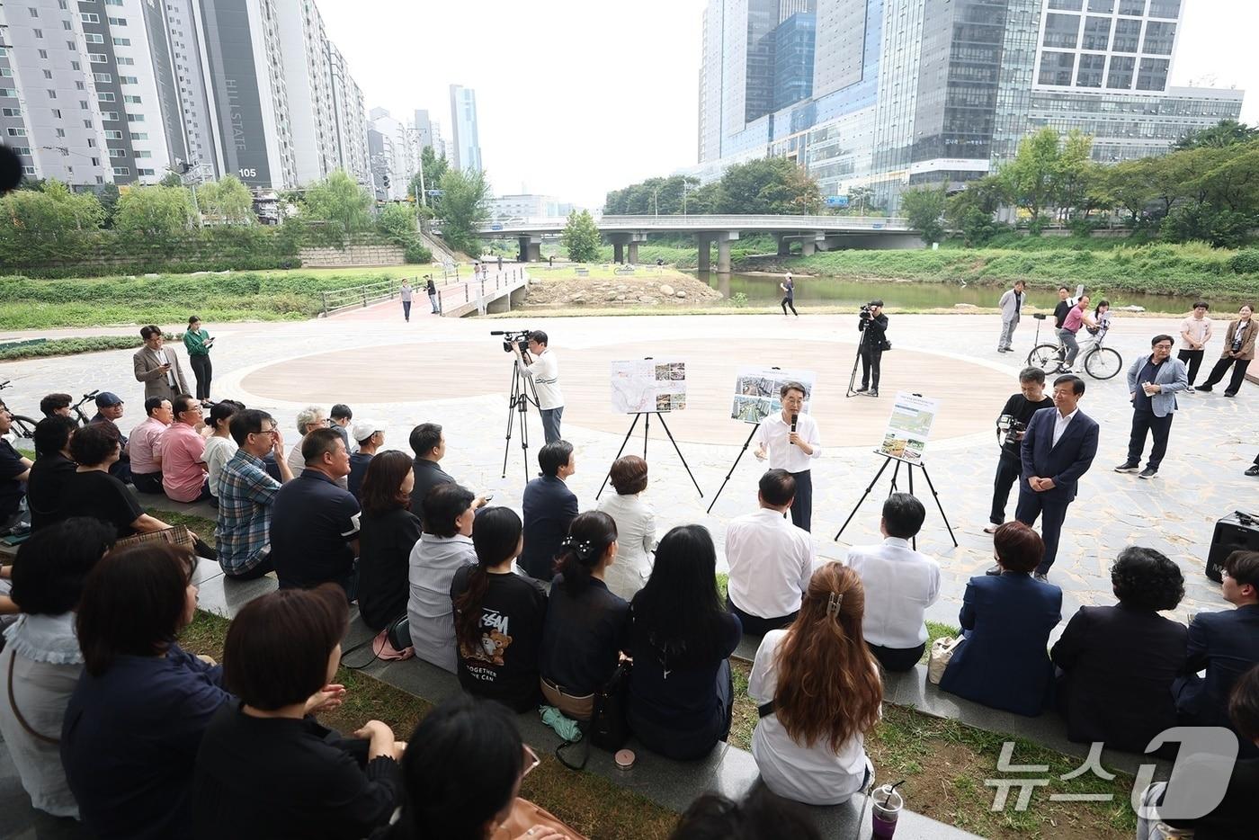 김동연 경기도지사가 16일 민생경제 현장투어의 하나로 안양천 국가정원 조성예정지를 찾았다.&#40;경기도 제공. 재판매 및 DB금지&#41;