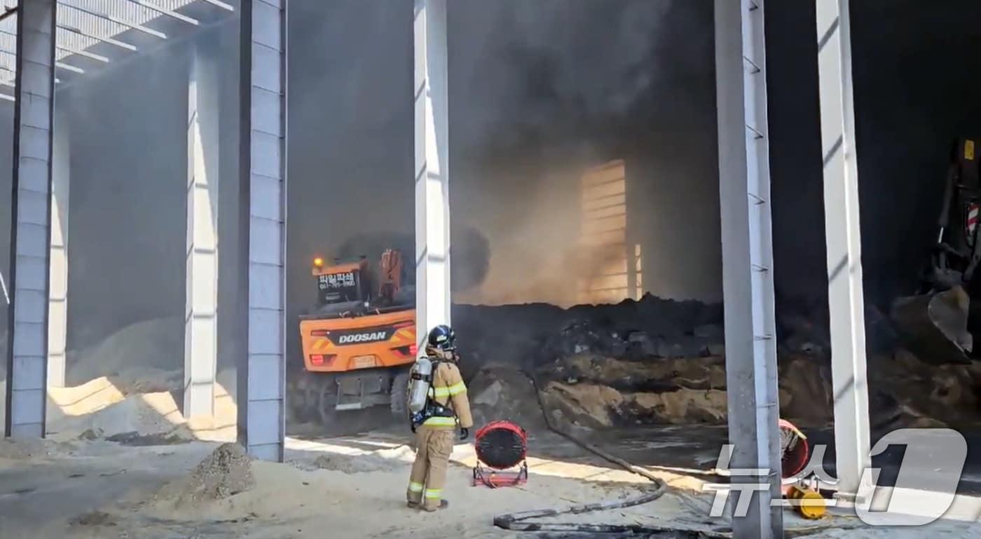 지난 13일 오전 8시 38분쯤 전남 광양시 도이동의 한 폐자재 보관창고에서 불이 나 소방당국이 나흘째 진화작업을 벌이고 있다.&#40;전남소방본부 제공. 재판매 및 DB 금지&#41; 