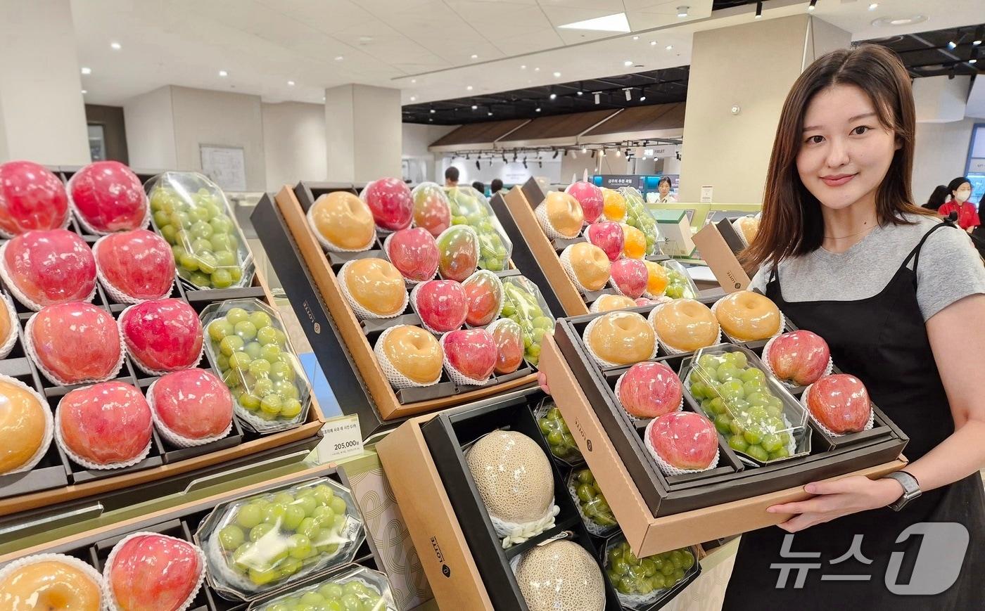 롯데백화점 부산본점 관계자가 추석 선물 세트를 소개하고 있다.&#40;롯데백화점 부산본점 제공. 재판매 및 DB 금지&#41;