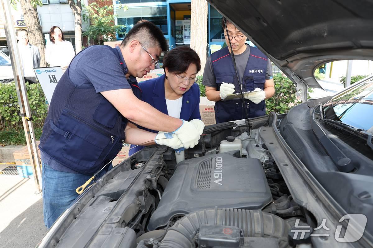 본문 이미지 - 김미경 은평구청장이 오는 25일 추석맞이 자동차 무상점검 실시를 앞두고 시범을 보이고 있다