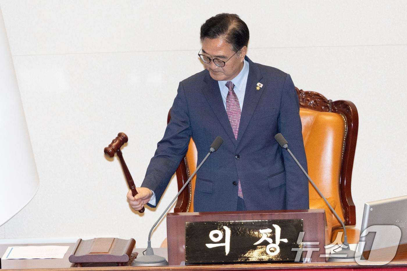 우원식 국회의장이 16일 서울 여의도 국회에서 열린 제429회국회&#40;정기회&#41; 제6차 본회의 개의를 알리는 의사봉을 두드리고 있다. 2025.9.16/뉴스1 ⓒ News1 이승배 기자