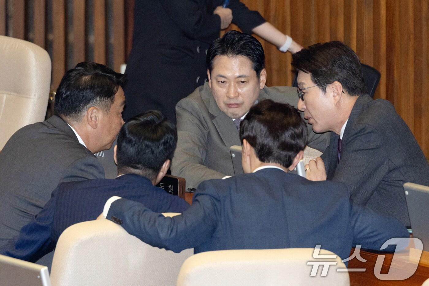 장동혁 국민의힘 대표가 16일 서울 여의도 국회에서 열린 제429회국회&#40;정기회&#41; 제6차 본회의에서 의원들과 대화하고 있다. 2025.9.16/뉴스1 ⓒ News1 이승배 기자